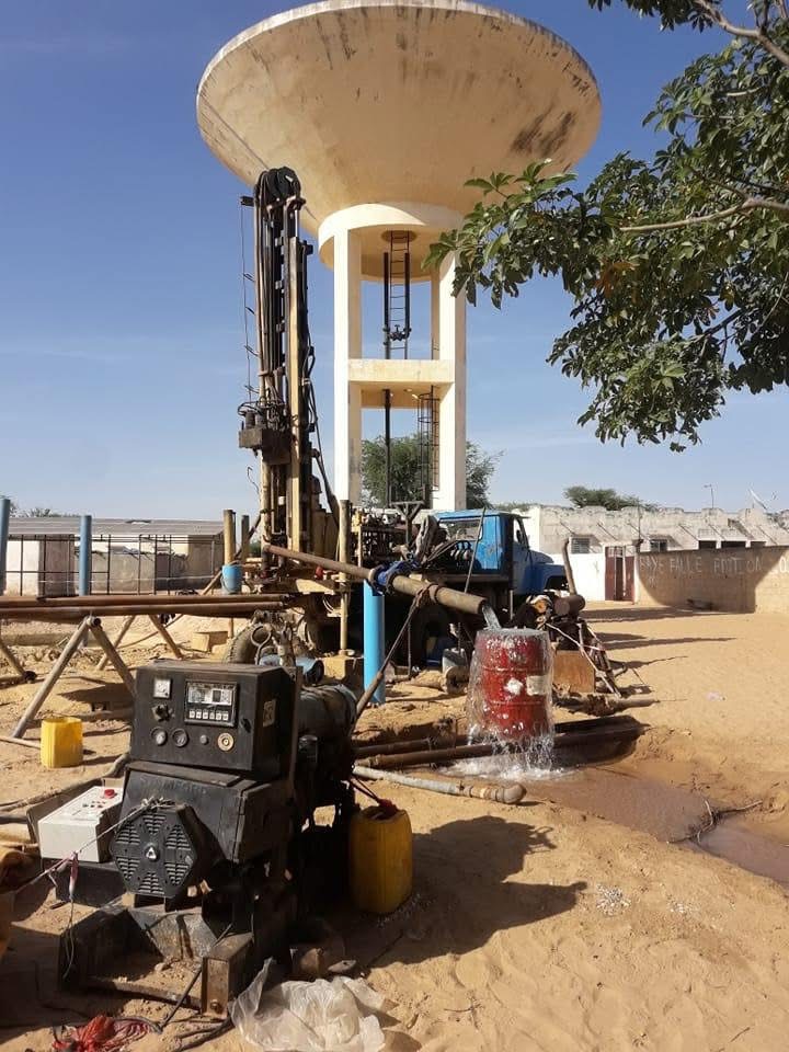Atelier de forage HICS en action au pied d'un château d'eau au Sénégal