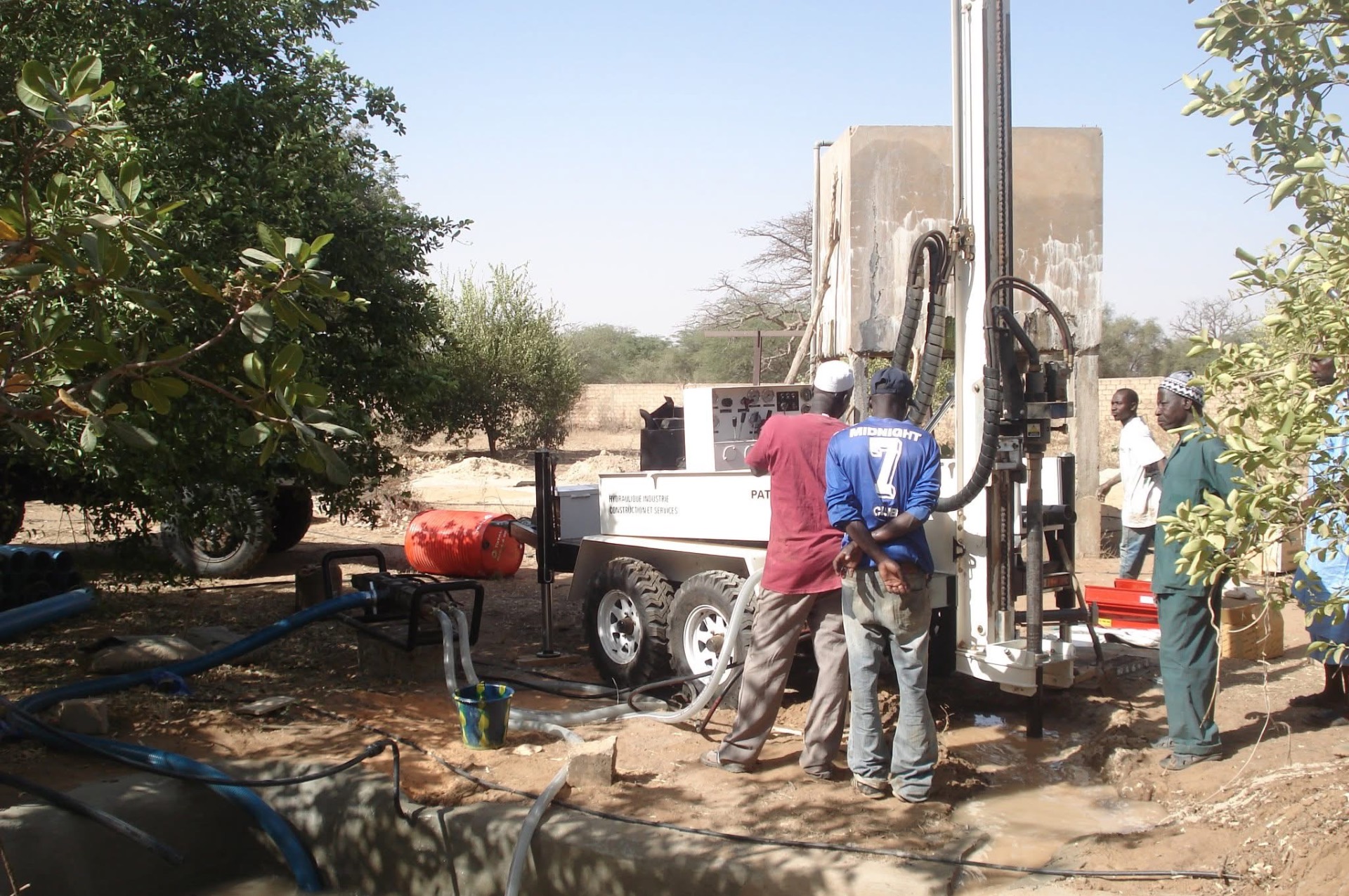 Équipe HICS en opération de forage sur un chantier rural sénégalais